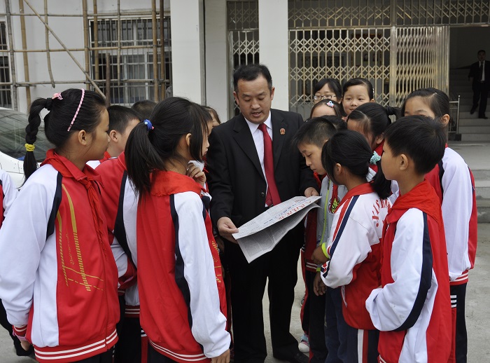 法庭開放日,程呈友法官向小學生們介紹法庭情況.jpg 法庭開放日,程呈友法官向小學生們介紹法庭情況.jpg