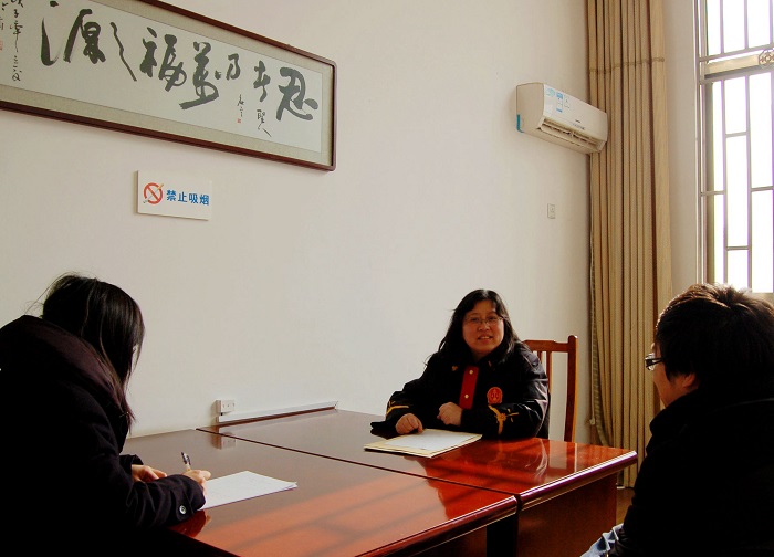 王玲向刑事附帶民事訴訟原告作調解工作.jpg 王玲向刑事附帶民事訴訟原告作調解工作.jpg